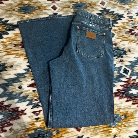 WOMEN'S WRANGLER® WANDERER 622 HIGH RISE FLARE JEAN IN SMOKE SEA - Picture 10 of 12